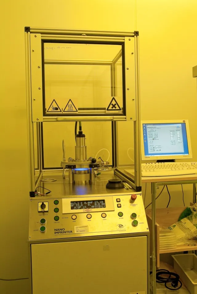 Thermal_and_UV_Nanoimprint.jpg